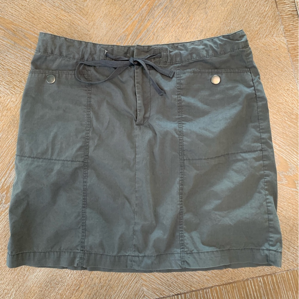 Eddie Bauer Gray Skirt, Size 6 length 17.5” Drawstring waist 34” Pockets